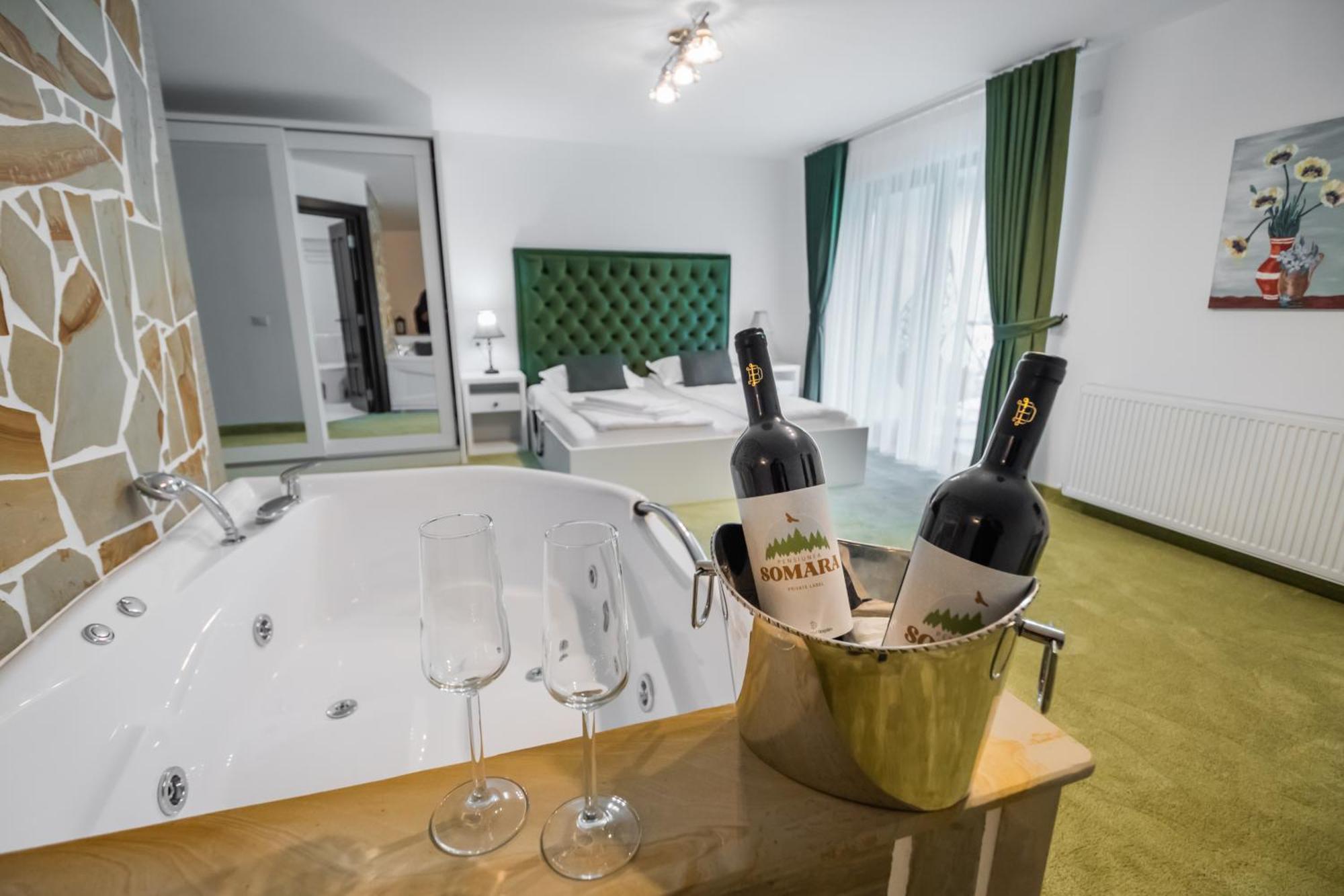 Somara Hotel Gainesti Bagian luar foto