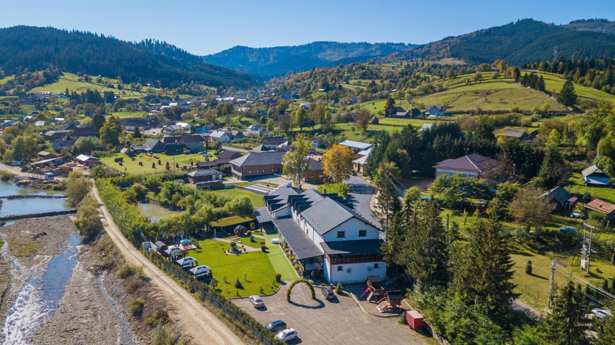 Somara Hotel Gainesti Bagian luar foto