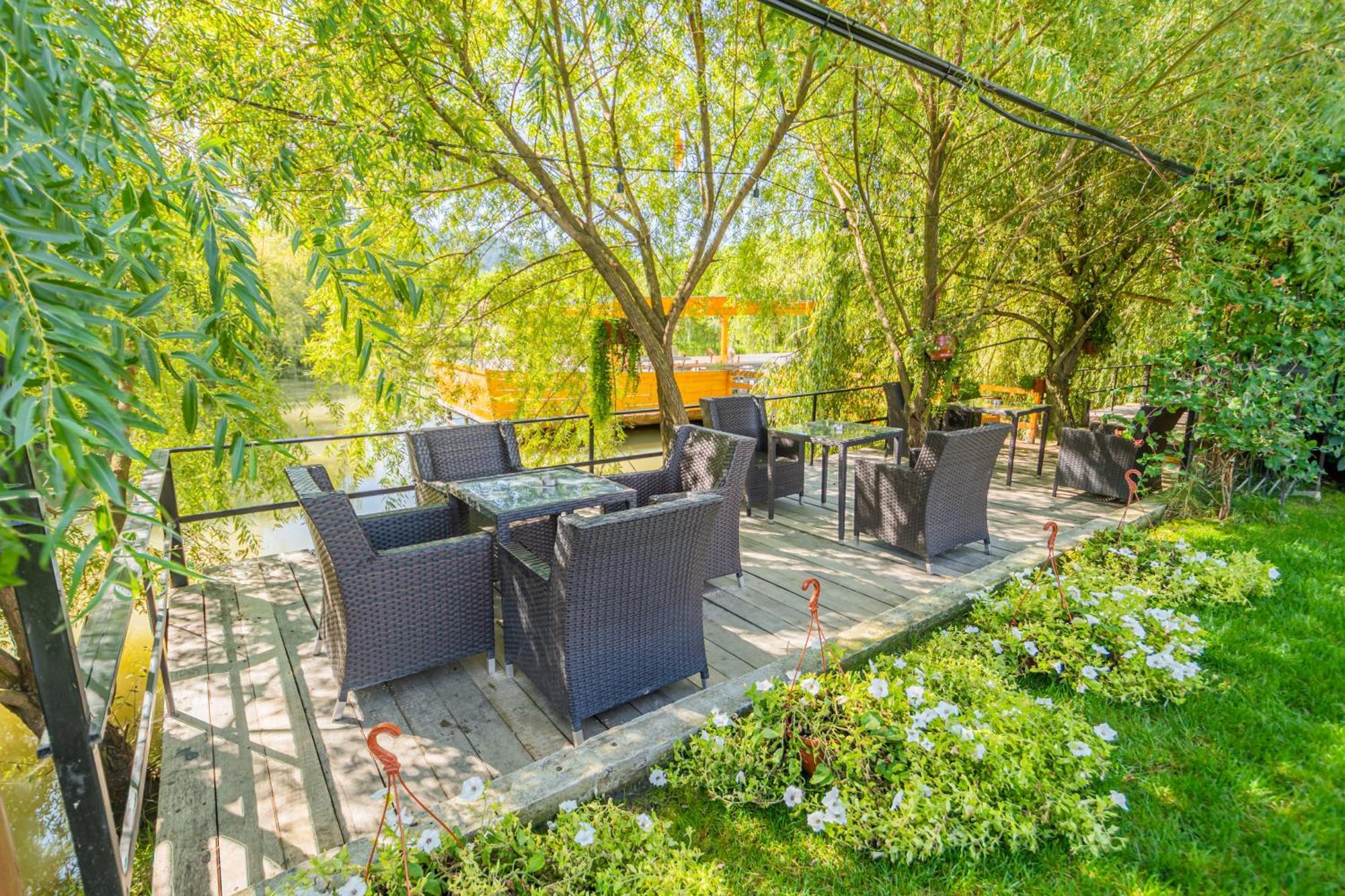 Somara Hotel Gainesti Bagian luar foto